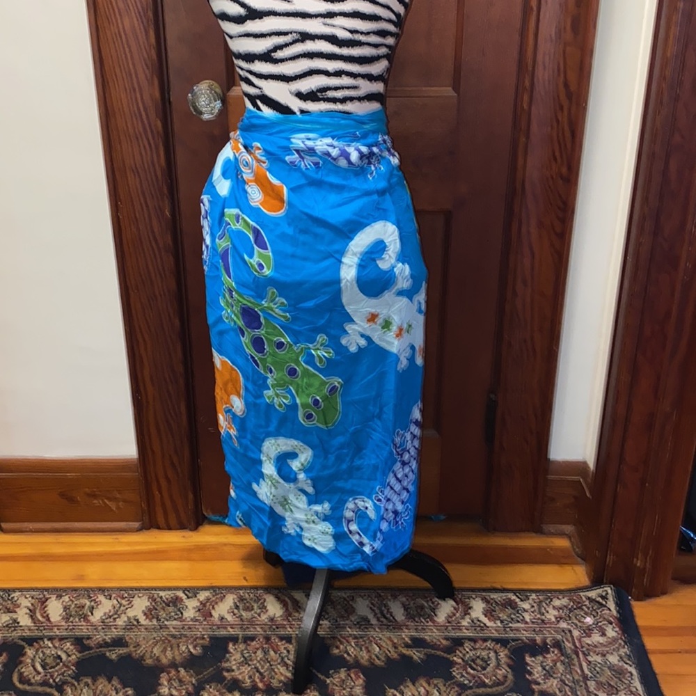Blue with geckos swim sarong, one size made in Indonesia - Picture 4 of 6